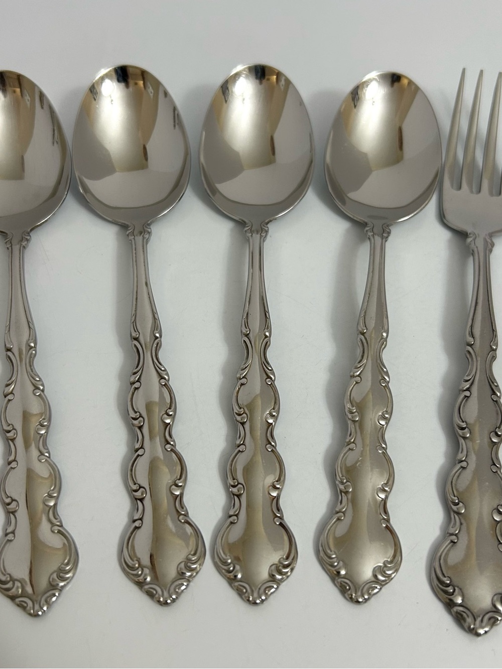 Oneida Deluxe Community Flatware Mozart set of 4 oval soup spoon & 1 Dinner Fork